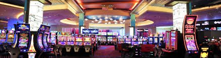 Antarmuka situs seluler alxtoto menampilkan menu navigasi, game pilihan, dan akses promosi